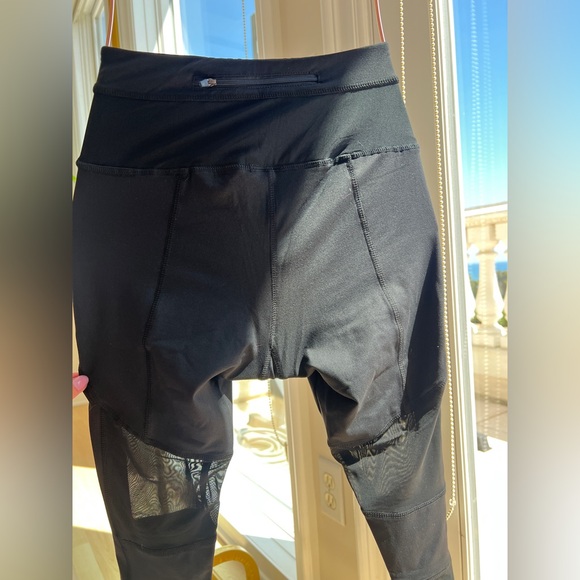 Capri leggings with mesh design and back zippered pocket - Picture 2 of 3